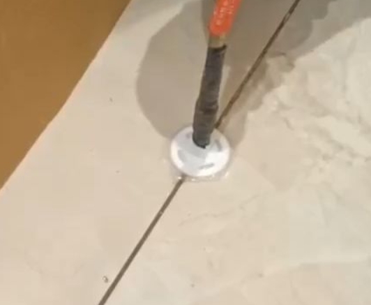 双桥瓷砖空鼓维修公司专业解答瓷砖在铺贴过程中，如果没有涂抹均匀到位的粘结材料（如水泥砂浆或瓷砖胶），可能会导致以下问题