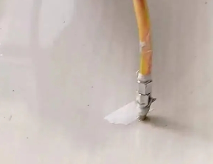 双桥瓷砖空鼓维修公司专业解答在瓷砖铺贴过程中，如果使用的砂料过粗（如全部使用了粗砂），可能会导致以下问题