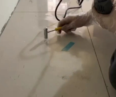 双桥瓷砖开裂维修公司专业分享瓷砖在铺贴前如果没有沥干水分，将会导致以下问题