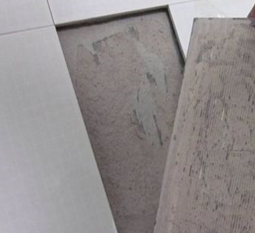双桥瓷砖空鼓维修公司分享瓷砖铺贴时如果打浆（即涂抹在瓷砖背面和基层上的砂浆或瓷砖胶）过少，会带来以下问题